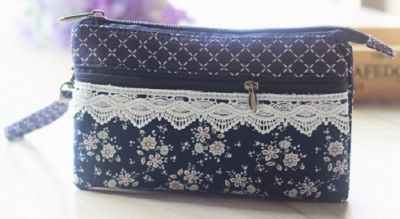 1 hübsche Kosmetiktasche / Dirndltäschchen mit Spitze, blau