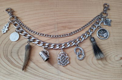 1 Lederhosen-Charivari ,  9 Anhänger, zweireihig, silberfarben, ca. 33cm