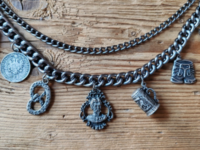 Preview: 1 Lederhosen-Charivari zweireihig, 9 Anhänger, antik-silberfarben, ca. 33 cm