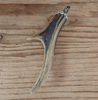 1 Charivarianhänger "Horn", 2 Spitzen, ca. 7 cm
