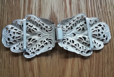 Preview: 1 Schließe, Dirndlschließe, Schürzenschließe , antik-silberfarben, ca. 10,3 x 4,2 cm, Steg ca. 3 cm
