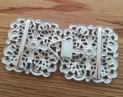 1 Schließe, Dirndlschließe, Schürzenschließe, antik-silberfarben, Steg 3 cm