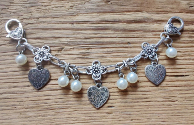 1  Charivari, 9 Anhänger, ca. 16 cm