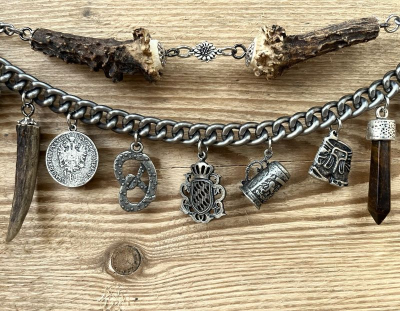 Preview: 1 Lederhosen-Charivari, zweireihig, Einzelstück, 11 Anhänger, antik-silberfarben, ca. 33 cm