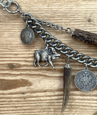 Preview: 1 Lederhosen-Charivari, zweireihig, Einzelstück, 11 Anhänger, antik-silberfarben, ca. 33 cm