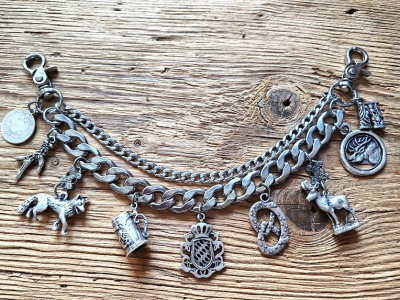 1 Lederhosen-Charivari ,  9 Anhänger, zweireihig, silberfarben, ca. 28 cm