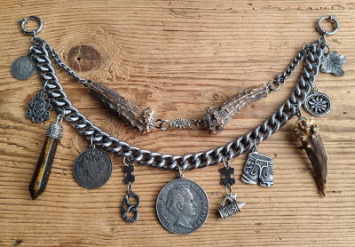 1 Lederhosen-Charivari, zweireihig, 11 Anhänger, antik-silberfarben, ca. 33 cm