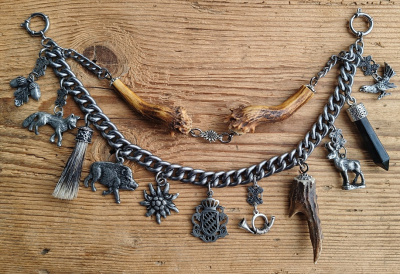 1 Lederhosen-Charivari, zweireihig, 11 Anhänger, antik-silberfarben, ca. 33 cm