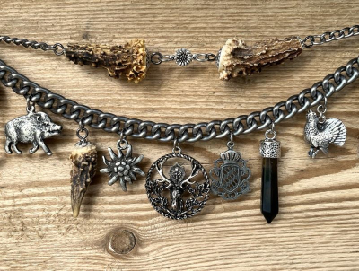 Preview: 1 Lederhosen-Charivari, zweireihig, 11 Anhänger, antik-silberfarben, ca. 33 cm