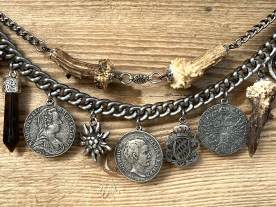 Preview: 1 Lederhosen-Charivari, zweireihig, 11 Anhänger, antik-silberfarben, ca. 33 cm