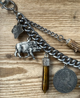 Preview: 1 Lederhosen-Charivari, zweireihig, 11 Anhänger, antik-silberfarben, ca. 33 cm