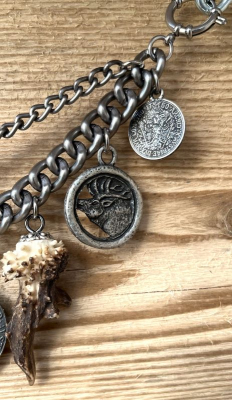 Preview: 1 Lederhosen-Charivari, zweireihig, 11 Anhänger, antik-silberfarben, ca. 33 cm