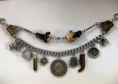 Preview: 1 Lederhosen-Charivari, zweireihig, 11 Anhänger, antik-silberfarben, ca. 33 cm
