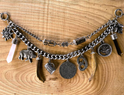Preview: 1 Lederhosen-Charivari, zweireihig, 11 Anhänger, antik-silberfarben, ca. 30 cm
