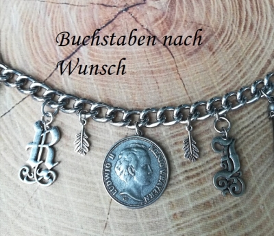 1 Lederhosen-Charivari, 9 Anhänger, 2 Buchstaben nach Wahl, antik-silberfarben ca. 33 cm