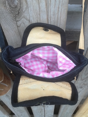 1 kleine Trachtentasche im Lederhosenlook, schwarz