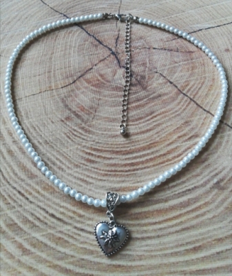 1 Perlenkette mit kleinem Herz-Anhänger