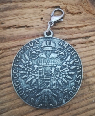 1 Charivari-Anhänger "Maria-Theresia", antik-siberfarben