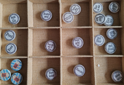 10 Buttons "Glasmarkierer" mit Spruch, 32 mm - zufällige Mischung