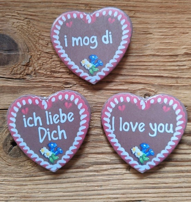 1 Herzbutton "Lebkuchenherz" mit Spruch nach Wahl, ca. 57 x 54 mm
