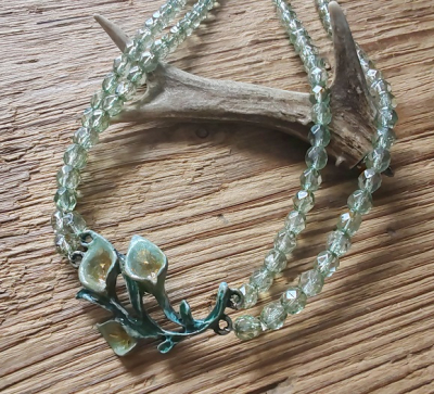 1 hübsches Collier von Alpenwahn, hellgrün