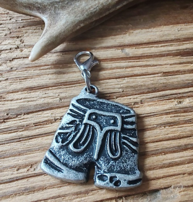 1 Anhänger Lederhose, antik-silberfarben