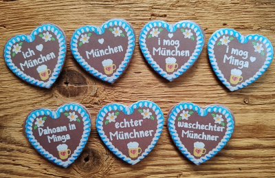 1 Herzbutton "Lebkuchenherz", mit München-Sprüchen, ca. 57 x 54 mm