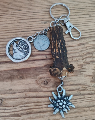 1 Schlüssel-/Taschenanhänger mit Echthorn