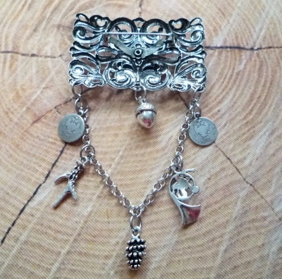 1 Charivari- Brosche / Schürzenstecker "Paar"