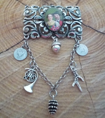 1 Charivari- Brosche / Schürzenstecker "Paar"