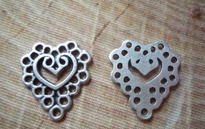 3 Herz-Anhänger, antik-silberfarben, 2,3 cm