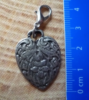 Preview: 1 Charivarianhänger Herz, antik-silberfarben, ca. 4,4 cm