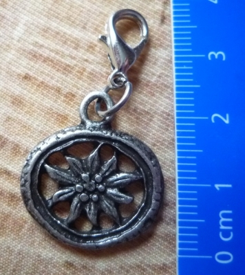 1 Charivarianhänger Edelweiß, antik-silberfarben, ca. 4 cm