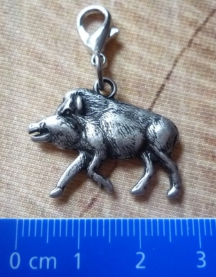 1 Anhänger Wildsau, antik-silberfarben