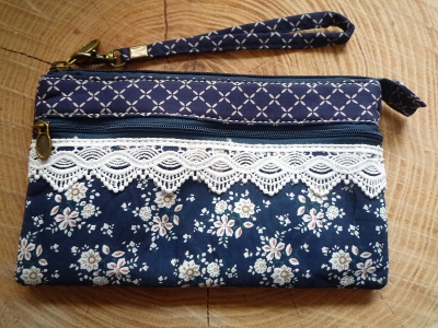 1 hübsche Kosmetiktasche / Dirndltäschchen mit Spitze, blau