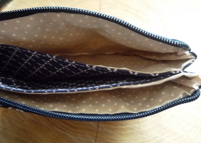 1 hübsche Kosmetiktasche / Dirndltäschchen mit Spitze, blau