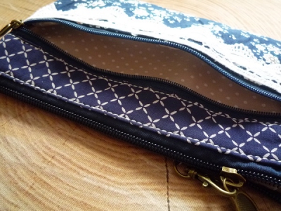1 hübsche Kosmetiktasche / Dirndltäschchen mit Spitze, blau