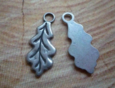 3 Anhänger "Eichenblatt", antik-silberfarben, ca. 3,3 cm