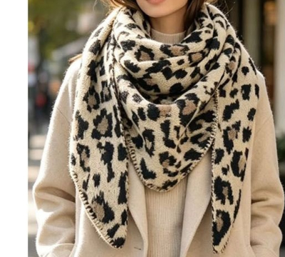 1 flauschiger großer Dreieckschal, Leoprint, beige