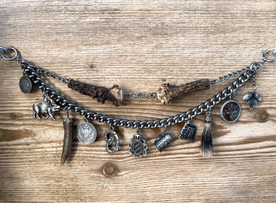 1 Lederhosen-Charivari, zweireihig, Unikat, 11 Anhänger, antik-silberfarben, ca. 33 cm