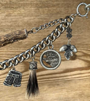Preview: 1 Lederhosen-Charivari, zweireihig, Unikat, 11 Anhänger, antik-silberfarben, ca. 33 cm