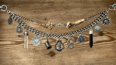1 Lederhosen-Charivari, zweireihig, Unikat, 11 Anhänger, antik-silberfarben, ca. 33 cm