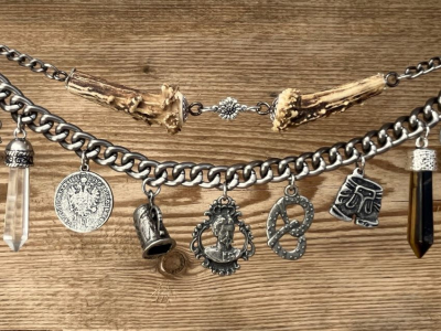 Preview: 1 Lederhosen-Charivari, zweireihig, Unikat, 11 Anhänger, antik-silberfarben, ca. 33 cm