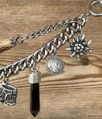 Preview: 1 Lederhosen-Charivari, zweireihig, Unikat, 11 Anhänger, antik-silberfarben, ca. 33 cm