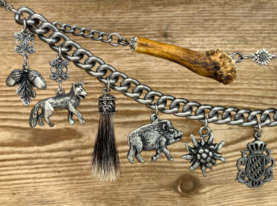 Preview: 1 Lederhosen-Charivari, zweireihig, Unikat, 11 Anhänger, antik-silberfarben, ca. 33 cm