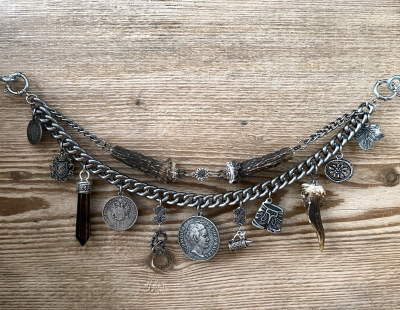 1 Lederhosen-Charivari, zweireihig, Unikat, 11 Anhänger, antik-silberfarben, ca. 33 cm