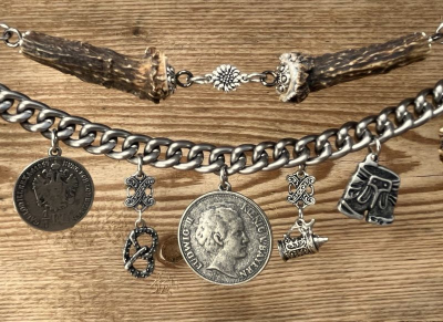 Preview: 1 Lederhosen-Charivari, zweireihig, Unikat, 11 Anhänger, antik-silberfarben, ca. 33 cm