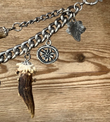 Preview: 1 Lederhosen-Charivari, zweireihig, Unikat, 11 Anhänger, antik-silberfarben, ca. 33 cm