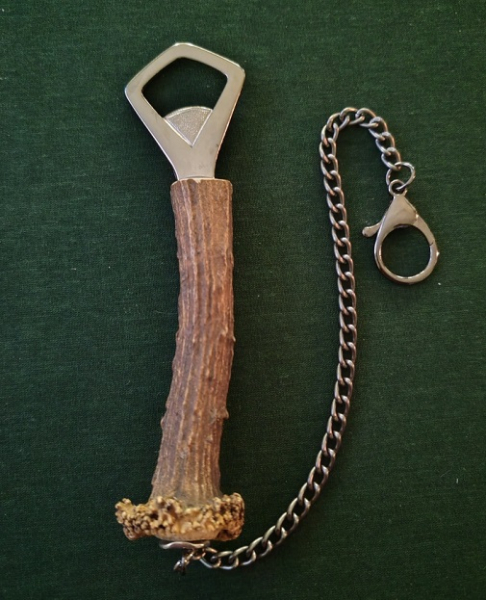 1 Flaschenöffner / Kapselheber mit Rehhorngriff und Kette