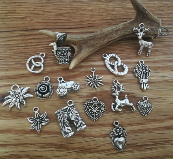 15 Trachtenanhänger gemischt, antik-silberfarben
